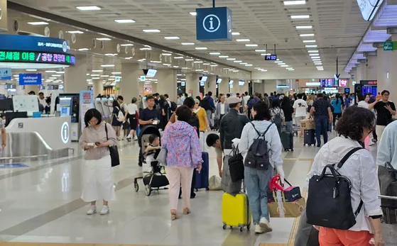 Check-in counters at Jeju International Airport are crowded with travelers on June 12. [JOONGANG ILBO]