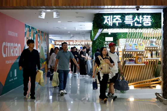Tourists purchase items at the passenger-preferred brand street set up at Korea Airports Corporation Jeju International Airport on June 12. [JOINT PRESS CORPS]