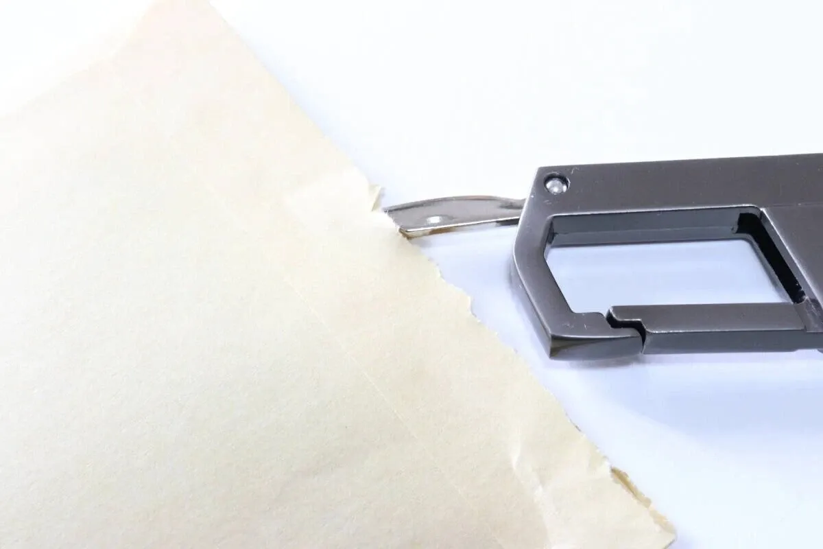 ダイソー　フックキーホルダー（メタリック）　使用例　ペーパーナイフ