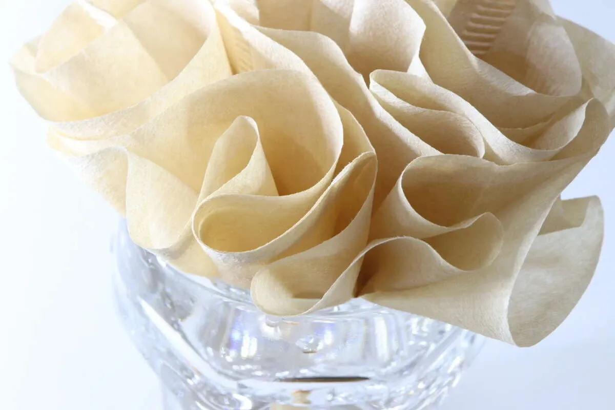 100円ショップ 簡易加湿器 DIY ライフハック コーヒーフィルターで作った簡易加湿器が水を吸う様子